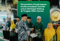 Ketua PDM Ciamis, dr Ridwan Rahman menyerahkan apresiasi Muhammadiyah Awards. (FOTO: Dok PDM Ciamis)